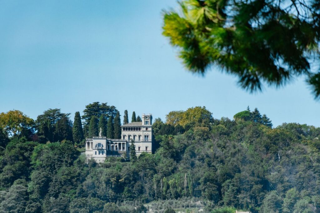 Villa storica con parco secolare sulle colline del Lago di Como