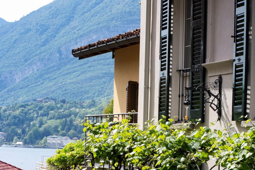 Terrazza fiorita a Bellagio con vista sul Lago di Como e le montagne