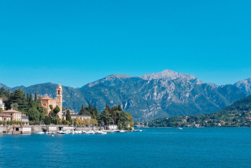 Panorama del Lago di Como con Bellagio e le montagne sullo sfondo