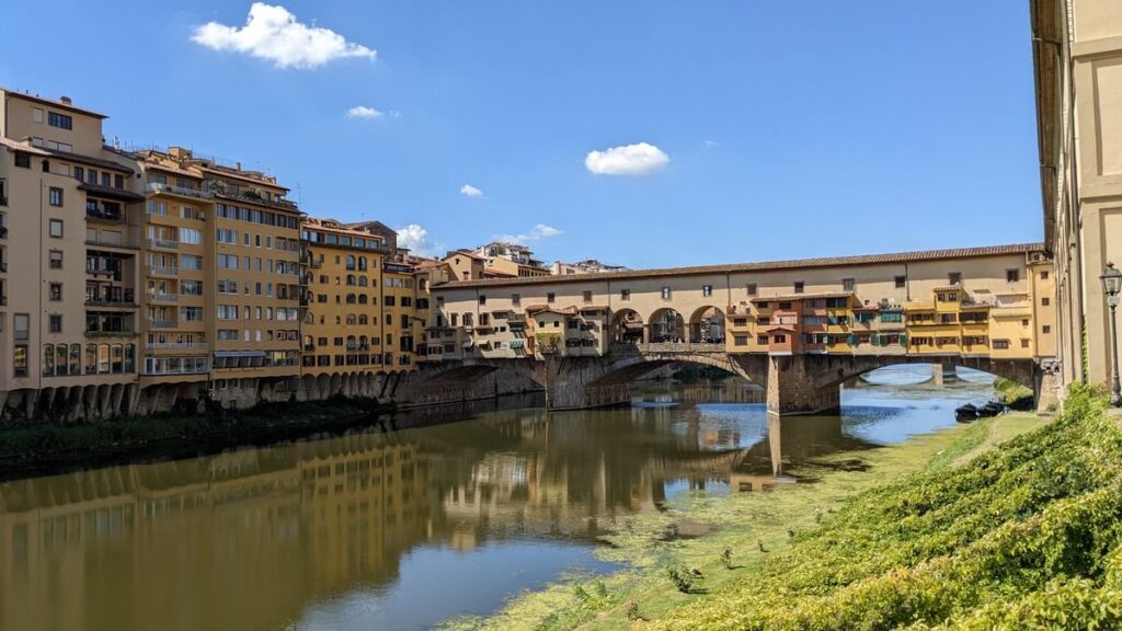Ponte Vecchio sull'Arno a Firenze in una giornata di sole