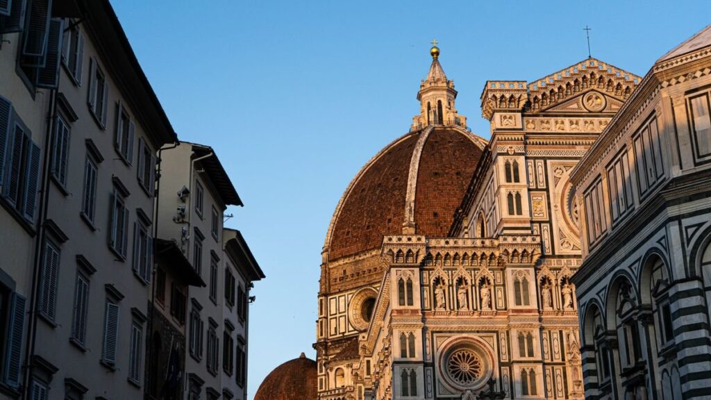 Cupola del Brunelleschi e facciata della Cattedrale di Santa Maria del Fiore al tramonto