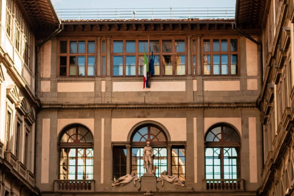 Facciata della Galleria degli Uffizi con statua e logge rinascimentali