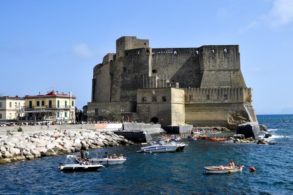 Castel dell'Ovo sul lungomare di Napoli