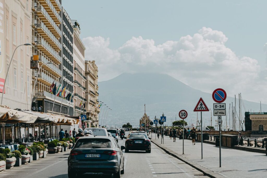 Via Caracciolo a Napoli di giorno, con il Vesuvio sullo sfondo