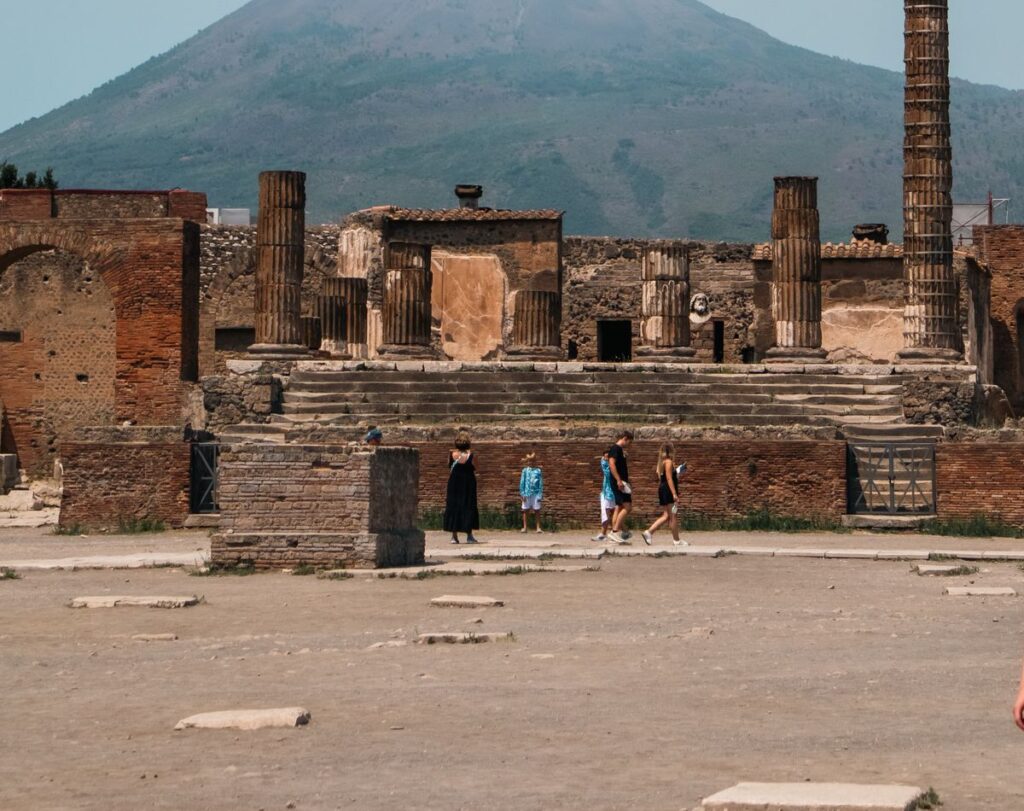 Rovine del Foro di Pompei con le colonne del tempio e il Vesuvio sullo sfondo