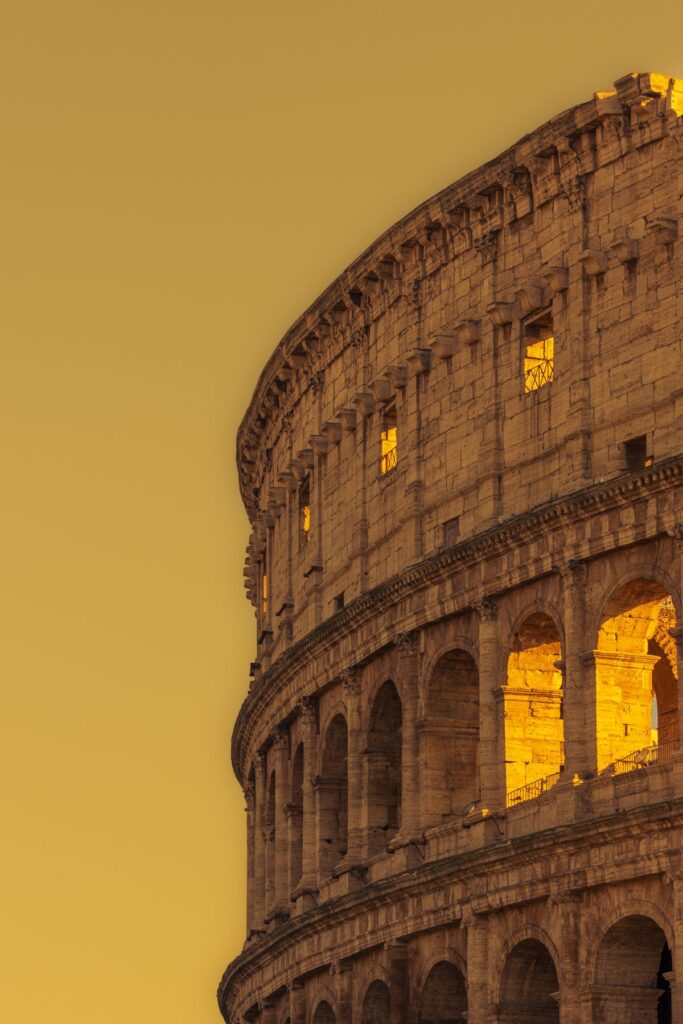 Dettaglio degli archi del Colosseo illuminati dalla luce dorata del tramonto