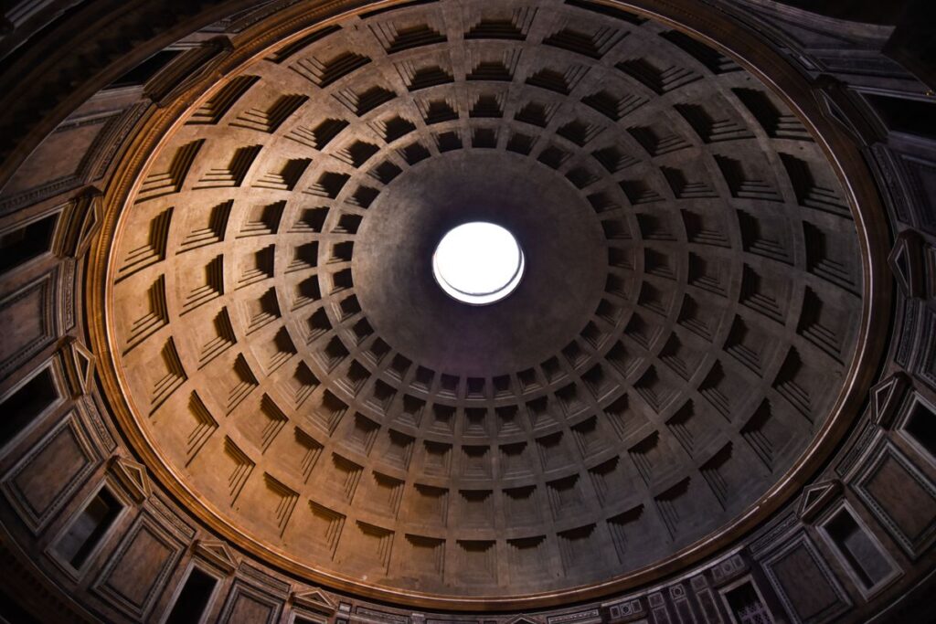 Interno del Pantheon con la cupola a cassettoni e l'oculo centrale