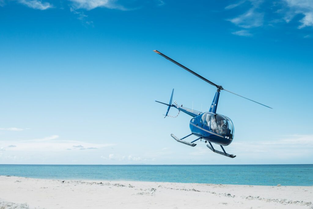 Elicottero privato in volo sulla costa
