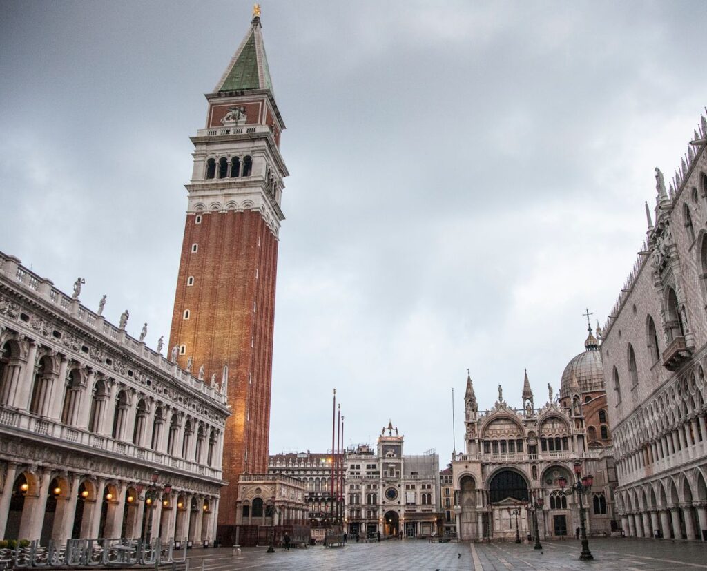 Piazza San Marco deserta all'alba, con il Campanile, la Basilica e Palazzo Ducale